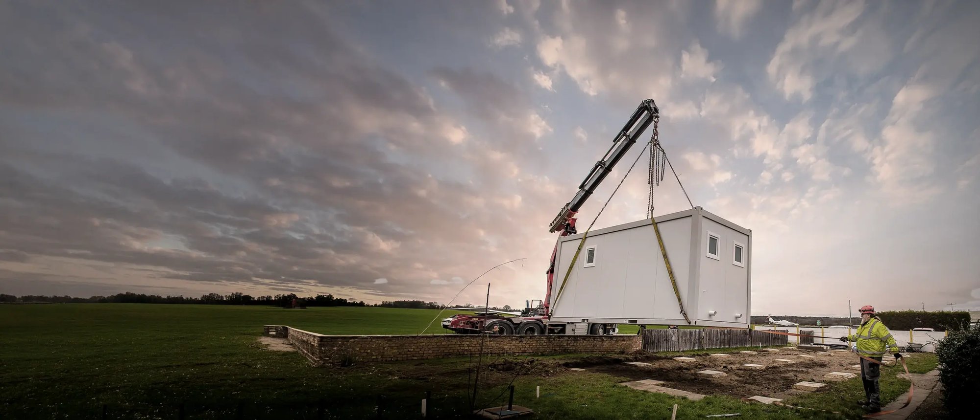 tf-jackson-wide-construction-modular-building-installed-by-crane-at-airport tf-jackson-wide-construction-modular-building-installed-by-crane-at-airport